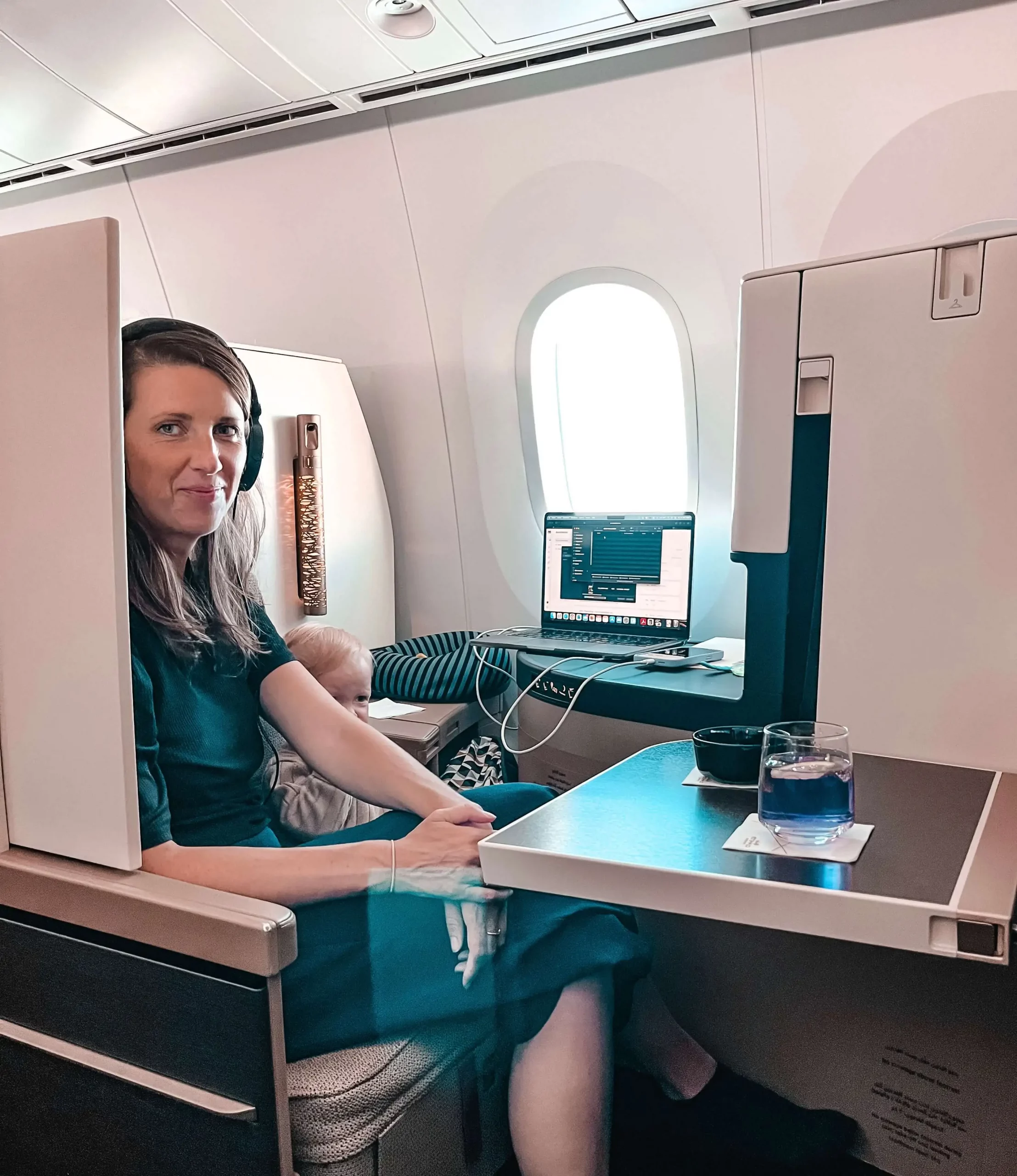 Ella Werwein mit Baby in der Business Class