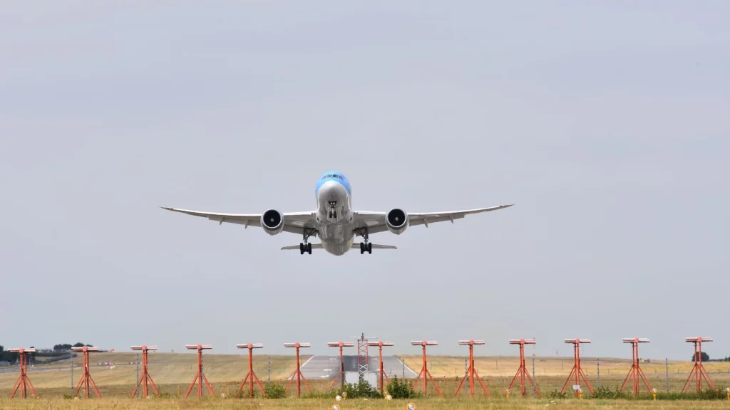 Startendes Flugzeug, Sinnbild für den Einstieg ins Meilen sammeln für Anfänger