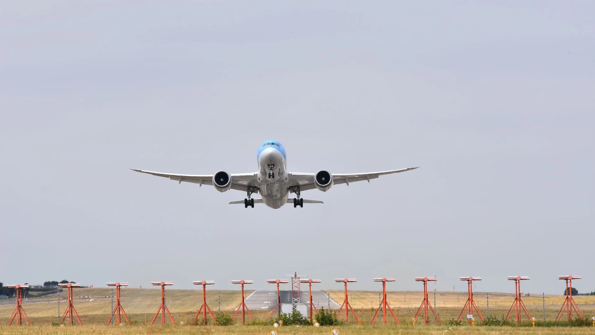 Startendes Flugzeug, Sinnbild für den Einstieg ins Meilen sammeln für Anfänger