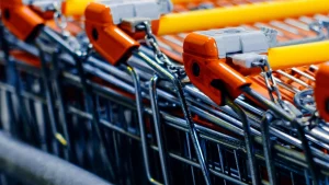 Einkaufswagen im Supermarkt, Sinnbild für Meilen sammeln im Alltag