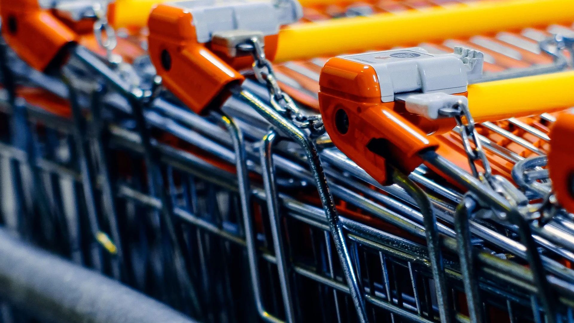 Einkaufswagen im Supermarkt, Sinnbild für Meilen sammeln im Alltag