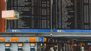 Abflugtafel am Flughafen Frankfurt mit Zielen und Abflugzeiten