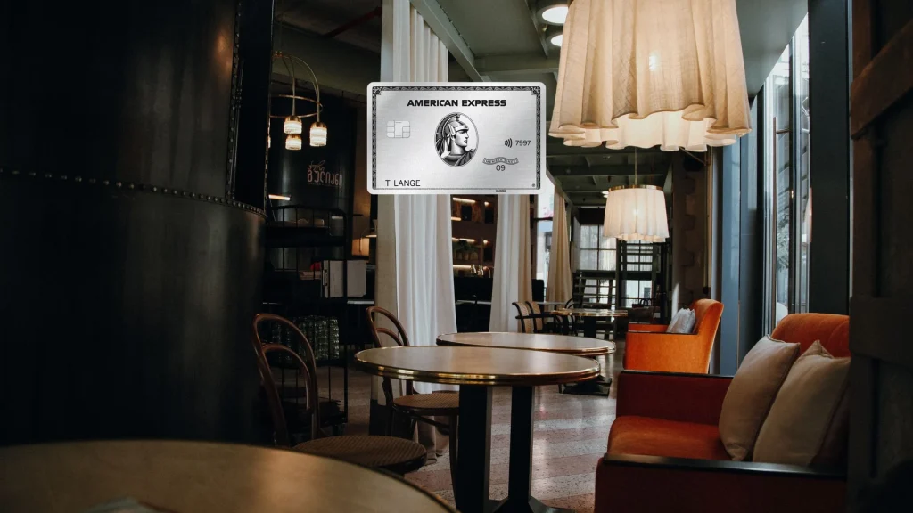 American Express Platinum Card vor einer Flughafenlounge