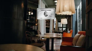 American Express Platinum Card vor einer Flughafenlounge
