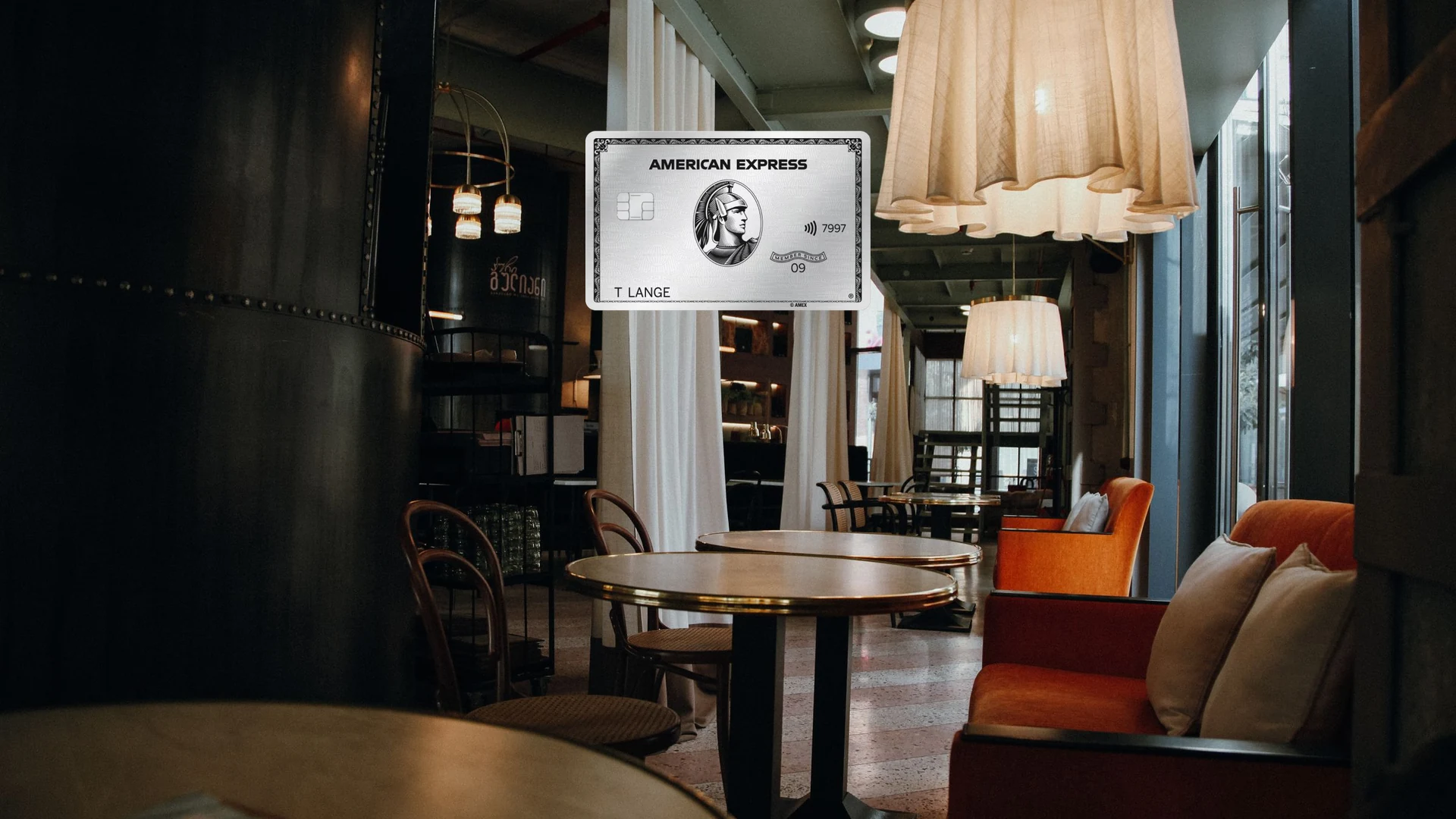 American Express Platinum Card vor einer Flughafenlounge