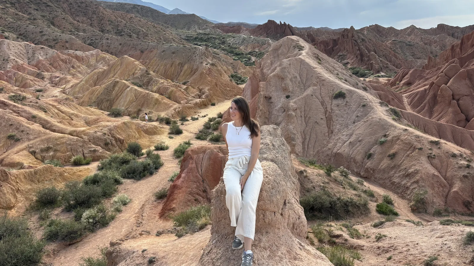 Ella Werwein auf einem Felsen in einer Canyon-Landschaft
