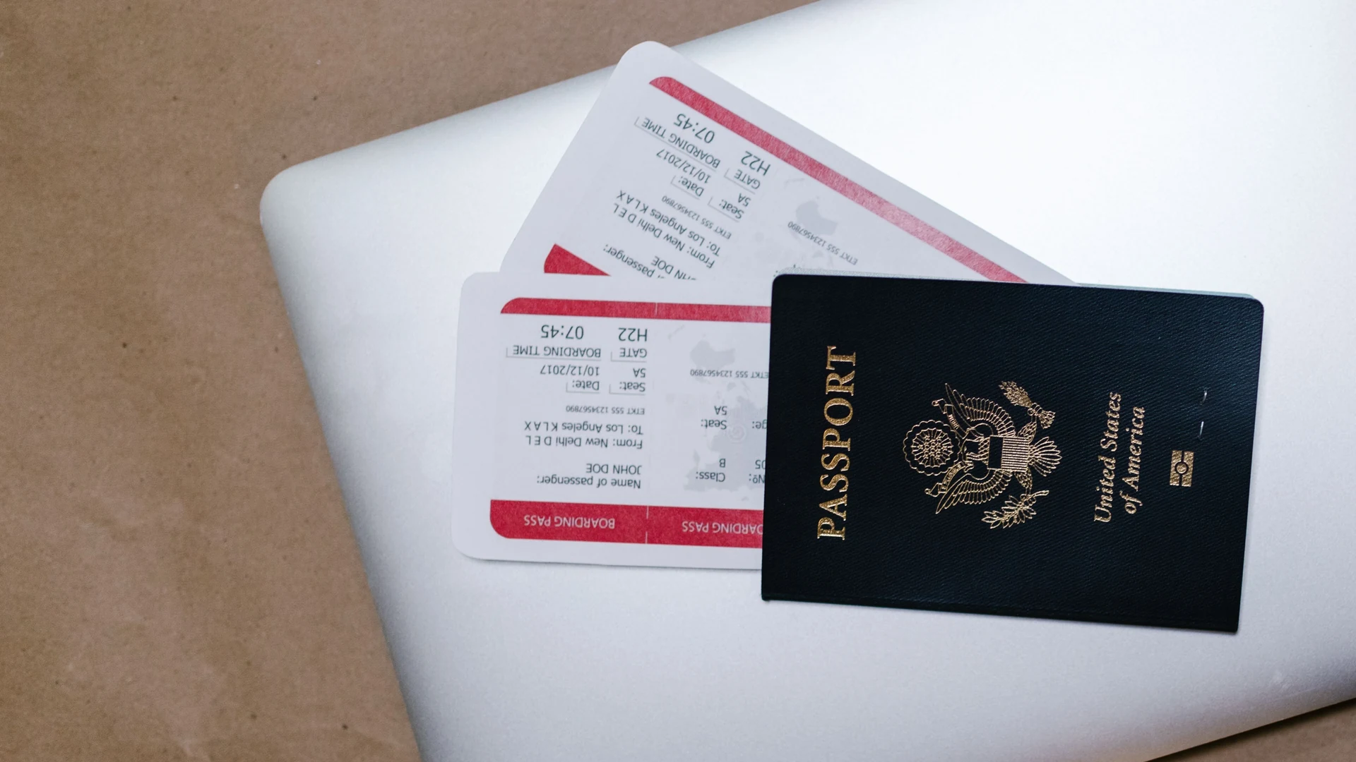 Zwei Bordkarten und ein Reisepass auf einem Laptop, Beitragsbild zum Thema Flug mit Meilen buchen