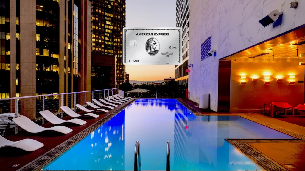 American Express Platinum Card vor einem Rooftop-Pool mit Hochhauskulisse am Abend
